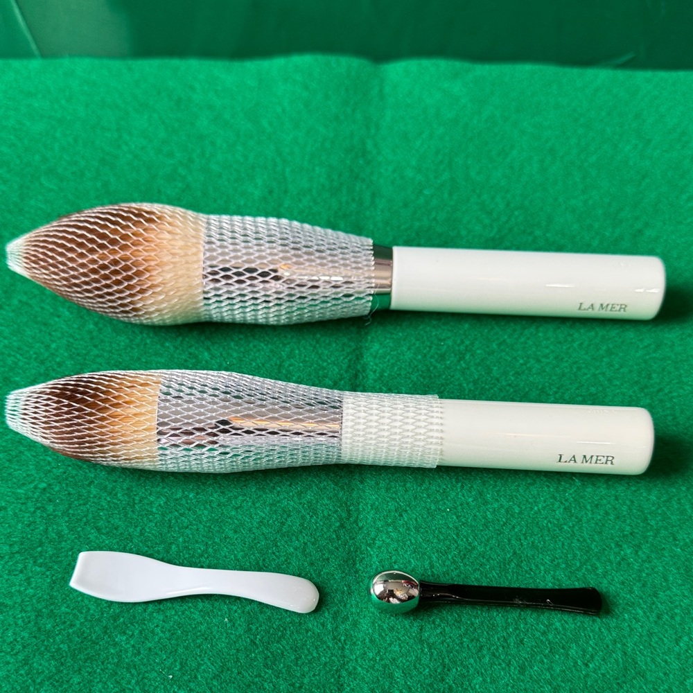 La Mer White and Silver Brush Set Brand New!